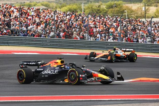01 VERSTAPPEN Max (nld), Red Bull Racing RB20, action 04 NORRIS Lando (gbr), McLaren F1 Team MCL38, action during the Formula 1 Pirelli United States Grand Prix 2024, 19th round of the 2024 Formula One World Championship, WM, Weltmeisterschaft from October 18 to 20, 2024 on the Circuit of the Americas, in Austin, United States of America - F1 - US GRAND PRIX 2024 DPPI Panoramic 241019_R19_USA_DP_XB5_6328