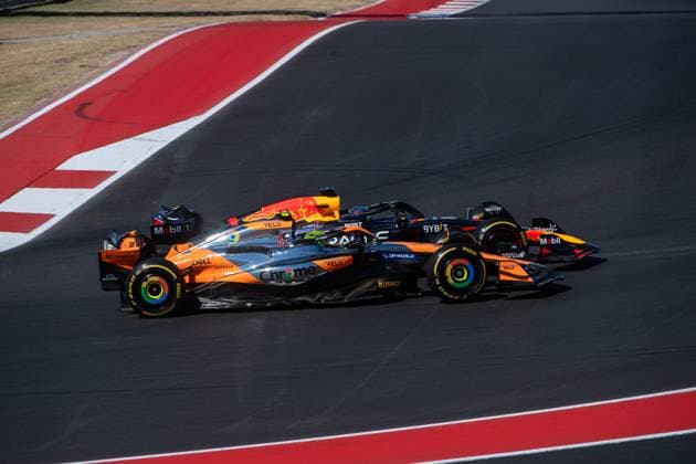 Max Verstappen Oracle Red Bull Racing, Netherlands, 01 in RedBull RB20 overtakes Lando Norris McLaren Formula 1 Team, Great Britain, 04 in McLaren MCL38 after the start in the first corner, USA, Formula 1 World Championship, Pirelli Grand Prix of the United States of America, Circuit of the Americas Austin, Race, 20 10 2024 USA, Formula 1 World Championship, Pirelli Grand Prix of the United States of America, Circuit of the Americas Austin, Race, 20 10 2024 Austin Copyright: xEibner-Pressefoto Memmlerx EP_MMR