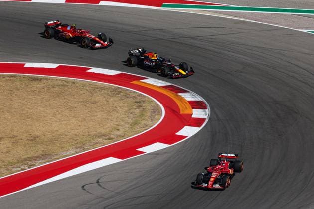 16 LECLERC Charles (mco), Scuderia Ferrari SF-24, 01 VERSTAPPEN Max (nld), Red Bull Racing RB20, 55 SAINZ Carlos (spa), Scuderia Ferrari SF-24, action during the Formula 1 Pirelli United States Grand Prix 2024, 19th round of the 2024 Formula One World Championship, WM, Weltmeisterschaft from October 18 to 20, 2024 on the Circuit of the Americas, in Austin, United States of America - F1 - US GRAND PRIX 2024 DPPI Panoramic 241020_R19_USA_DP_AV3_9802