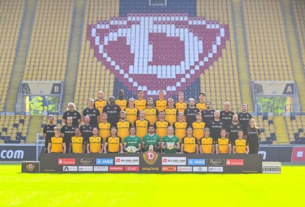 top row, from l Tom Berger, Dennis Duah, Claudio Kammerknecht, Philip Heise, Robin Meißner, Kyu hyun Park second row from top, from l Heiko Scholz Co Trainer , Matthias Grahà Fitness and Conditioning Coach , David Yelldell Goalkeeping Coach , Dmytro Bohdanov, Lars Bünning, Lukas Boeder, Dr. Michael Bata Team Doctor , Dr. Josà Portela Head of Sports Science , Tom Teichert Tölg Equipment Manager , Justin Löwe Team Manager 3 row from top, f l Thomas Stamm Head Coach , Valentin Vochatzer Co Coach , Manuel Klökler Co Coach , Christoph Daferner, David Kubatta, Vinko Å apina, Stefan Kutschke, Aljaž Casar, Paul Lehmann, Henrik Lange Head of Physiotherapy , Tony Fischer Physiotherapist , Laura Seifert Physiotherapist Bottom row, f l Jonas Oehmichen, Oliver Batista Meier, Tony Menzel, Jonas Sterner, Daniel Mesenhöler, Tim Schreiber, Phillip Böhm, Jakob Lemmer, Sascha Risch, Niklas Hauptmann, Jan Hendrik Marx Photo session, team photo, new team photo 2024 2025 with the whole squad and all new additions, SG Dynamo Dresden, soccer, soccer, 3 Liga, season 2024 2025, Rudolf Harbig Stadium Dresden, 18 09 2024,