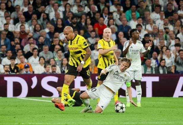 Donyell Malen Dortmund 21 , Luca Modric Madrid 10 , ESP, Real Madrid vs Borussia Dortmund, Football, Champions League, Matchday 3, 2024 2025 season, 22 10 2024 ESP, Real Madrid vs Borussia Dortmund, Football, Champions League, Matchday 3, 2024 2025 season, 22 10 2024 Madrid Copyright: xEibner-Pressefoto JoergxNiebergax EP_JNL