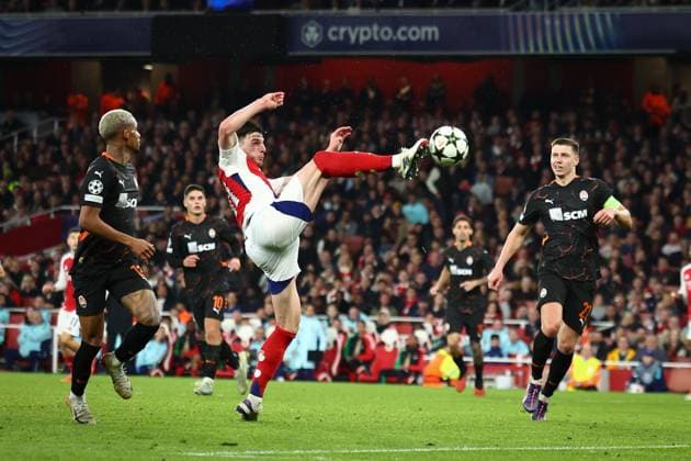 Declan Rice of Arsenal with a shot on goal Arsenal v Shakhtar Donetsk, UEFA Champions League, Group Stage, Football, Emirates Stadium, London, UK, 22 Oct 2024 EDITORIAL USE ONLY No use with unauthorised audio, video, data, fixture lists, club league logos or live services. Online in-match use limited to 120 images, no video emulation. No use in betting, games or single club league player publications. Copyright: xSimonxDael Shutterstockx 14801590ao