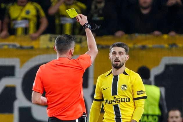 Kastriot Imeri BSC Young Boys, 10 gets the yellow card from referee Michael Oliver , Football, UEFA Champions League, Matchday 3, 2024 2025, Young Boys Bern vs Inter Milan, 23 10 2024, Stadion Wankdorf, Bern, Switzerland Bern Stadion Wankdorf Canton Bern Switzerland Copyright: xGrantxHubbsx