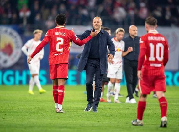 Football, Men, Season 2024 2025, Champions League League Phase, Matchday 3 , RB Leipzig FC Liverpool, f l Mohamed Simakan RB Leipzig , Coach Arne Slot FC Liverpool , Xavi Simons RB Leipzig , Cheering after the final whistle, 23 10 2024, Copyright: xSebastianxRäppold MatthiasxKochx