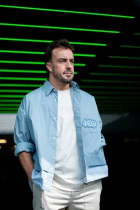 Fernando Alonso Aston Martin Aramco Formula One Team, Spain, 14 stands with matching shirt outfit to his 400 Grand Prix in front of the garage, MEX, Formula 1 World Championship, Grand Prix of Mexico City, Autodromo Hermanos Rodriguez, Arrival of the drivers, 25 10 2024 MEX, Formula 1 World Championship, Grand Prix of Mexico City, Autodromo Hermanos Rodriguez, Arrival of the drivers, 25 10 2024 Mexico City Copyright: xEibner-Pressefoto Memmlerx EP_MMR