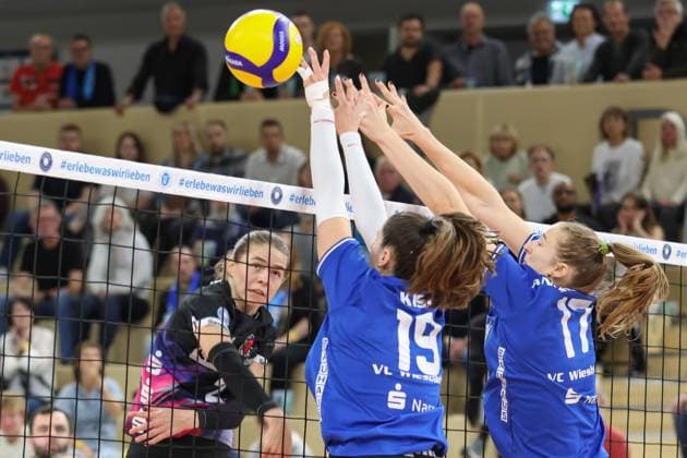 26 10 2024, xusrbx, Volleyball 1 Bundesliga Damen, VC Wiesbaden Schwarz Weiß Erfurt emspor, v l Elisabeth Sandbothe Schwarz Weiss Erfurt, 2 , Greta Kiss VC Wiesbaden, 19 , Rachel Gomez VC Wiesbaden, 17 , DFL DFB REGULATIONS PROHIBIT ANY USE OF PHOTOGRAPHS as IMAGE SEQUENCES and or QUASI VIDEO Wiesbaden