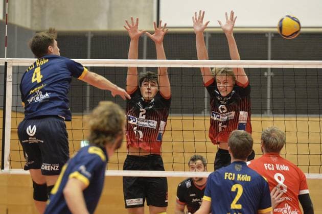 3 Volleyball Liga Moerser SC FCJ Köln FOR EDITORIAL PURPOSES ONLY p Fabio Bertea, back left, and Jascha Pricken, back right, in action against Aaron Warneken, front left, on Saturday, 26 10 2024, in the match Moerser SC vs FCJ Köln at the Enni Sportzentrum in Moers Moerser SC, red black jerseys, plays against FCJ Köln, blue jerseys, in the 3 Volleyball League, season 2024 2025 Germany NRW Moers Copyright OleksandrxVoskresenskyi Copyright: OleksandrxVoskresenskyi doc7xs720g8o9um8ds0h17 ,EDITORIAL USE ONLY Copyright: OleksandrxVoskresenskyi