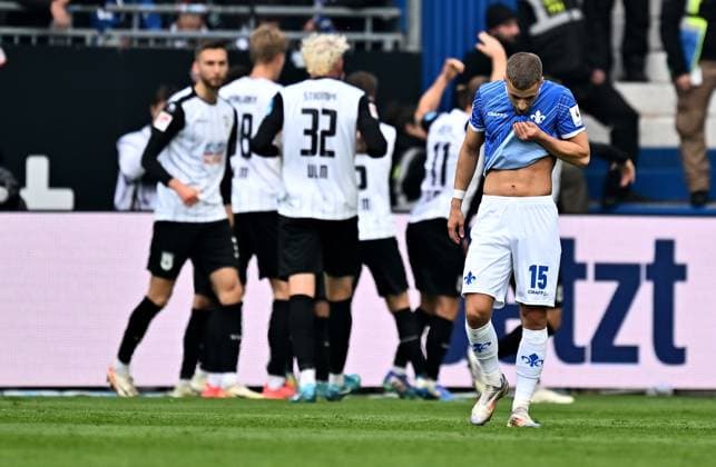 27 10 2024, xfux, Fussball 2 Bundesliga, SV Darmstadt 98 SSV Ulm 1846, emspor, v l Spieler SSV Ulm 1846 Torjubel, Jubel, Goal celebration, celebrate the goal zum 1 1, Fabian Nürnberger Nuernberger SV Darmstadt 98 enttaeuscht, disappointed looking, dissapointed gives instructions, gesticulates, gesticulating with arms gives instructions, gesticulate, gesticolando u DFL DFB REGULATIONS PROHIBIT ANY USE OF PHOTOGRAPHS as IMAGE SEQUENCES and or QUASI VIDEO Darmstadt