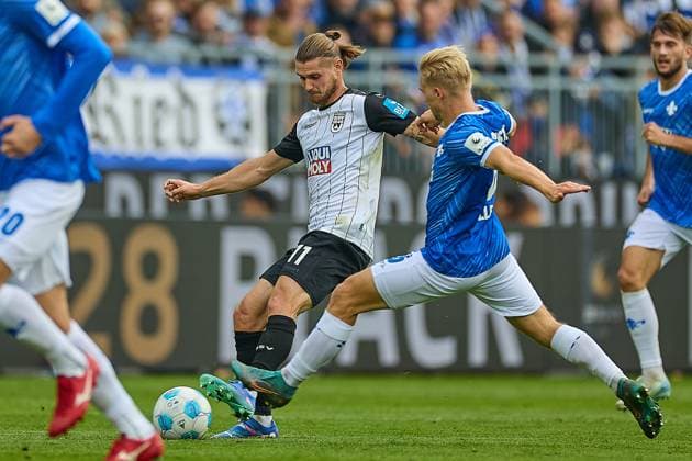 Dennis Chessa SSV Ulm 1846, 11 defends the ball in a duel against Fabian Holland SV Darmstadt 98, 14 GER, SV Darmstadt 98 vs SSV Ulm 1846, Football, 2 Bundesliga, Matchday 10, Season 2024 2025, 27 10 24 DFL REGULATES PROHIBIT ANY USE OF PHOTOGRAPHS AS IMAGE SEQUENCES AND OR QUASI VIDEO GER, SV Darmstadt 98 vs SSV Ulm 1846, Football, Bundesliga 2, Matchday 10, Season 2024 2025, 27 10 24 Darmstadt Copyright: xGeraldxOelze-dexStoppany,xEibner-Pressefoto GeraldxOelze-dexStoppanyx EP-ODS