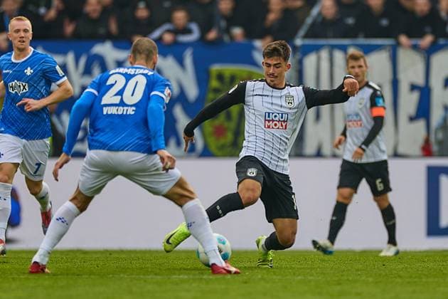 Aaron Keller SSV Ulm 1846, 16 In a duel against Emir Karic SV Darmstadt 98, 20 GER, SV Darmstadt 98 vs SSV Ulm 1846, Football, 2 Bundesliga, Matchday 10, Season 2024 2025, 27 10 24 DFL REGULATES PROHIBIT ANY USE OF PHOTOGRAPHS AS IMAGE SEQUENCES AND OR QUASI VIDEO GER, SV Darmstadt 98 vs SSV Ulm 1846, Football, 2 Bundesliga, Matchday 10, Season 2024 2025, 27 10 24 Darmstadt Copyright: xGeraldxOelze-dexStoppany,xEibner-Pressefoto GeraldxOelze-dexStoppanyx EP-ODS