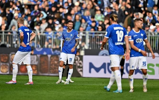 27 10 2024, xfux, Fussball 2 Bundesliga, SV Darmstadt 98 SSV Ulm 1846, emspor, v l Isac Lidberg SV Darmstadt 98 , Tobias Kempe SV Darmstadt 98 , Fynn Lakenmacher SV Darmstadt 98 zautz, Fabian Nürnberger Nuernberger SV Darmstadt 98 enttaeuscht, enttaeuscht schauend, dissapointed DFL DFB REGULATIONS PROHIBIT ANY USE OF PHOTOGRAPHS as IMAGE SEQUENCES and or QUASI VIDEO Darmstadt