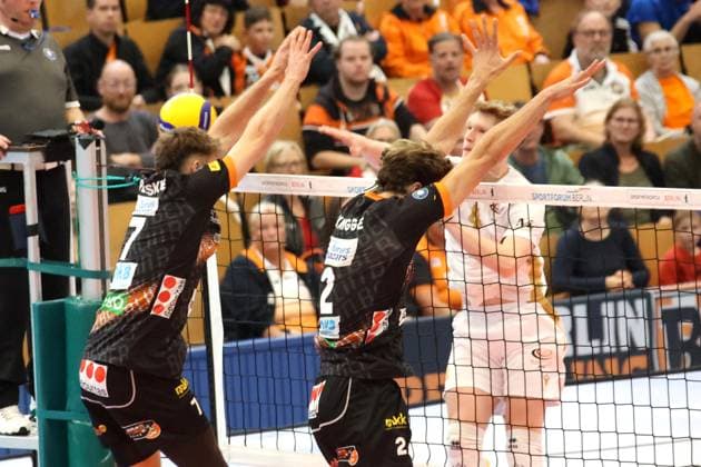 DEU, DVV, 1 VBL, VC Olympia Berlin vs BR Volleys , 27 10 2024, Hohenschoenhausen, Berlin, DEU, DVV, 1 VBL, VC Olympia Berlin vs BR Volleys , pictured Borchert, Tom VC Olympia Berlin 4 , Simon Plaskie BR Volleys 7 , Matthew Knigge BR Volleys 2 Photo Juergen Engler nordphoto GmbH nordphotoxGmbHx xEngler nph00076