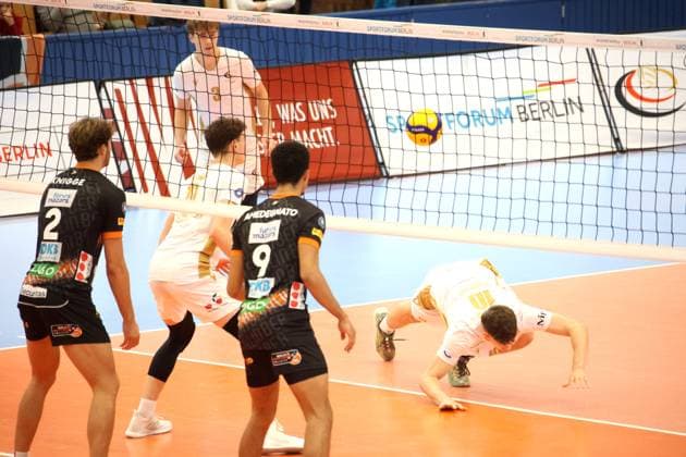 DEU, DVV, 1 VBL, VC Olympia Berlin vs BR Volleys , 27 10 2024, Hohenschoenhausen, Berlin, DEU, DVV, 1 VBL, VC Olympia Berlin vs BR Volleys , pictured Steffens, Mika VC Olympia Berlin 10 , Wehner, Arthur VC Olympia Berlin 11 , Kutz, Arvid VC Olympia Berlin 3 , Matthew Knigge BR Volleys 2 , Djifa Amedegnato BR Volleys 9 Photo Juergen Engler nordphoto GmbH nordphotoxGmbHx xEngler nph00076