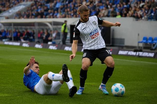 Dennis Chessa SSV Ulm 1846, 11 in duel with Tobias Kempe SV Darmstadt 98, 06 GER, SV Darmstadt 98 vs SSV Ulm 1846, Football, 2 Bundesliga, Matchday 10, Season 2024 2025, 27 10 24 DFL REGULATIONS PROHIBIT ANY USE OF PHOTOGRAPHS AS IMAGE SEQUENCES AND OR QUASI VIDEO GER, SV Darmstadt 98 vs SSV Ulm 1846, Football, 2 Bundesliga, Matchday 10, Season 2024 2025, 27 10 24 Darmstadt Copyright: xGeraldxOelze-dexStoppany,xEibner-Pressefoto GeraldxOelze-dexStoppanyx EP-ODS