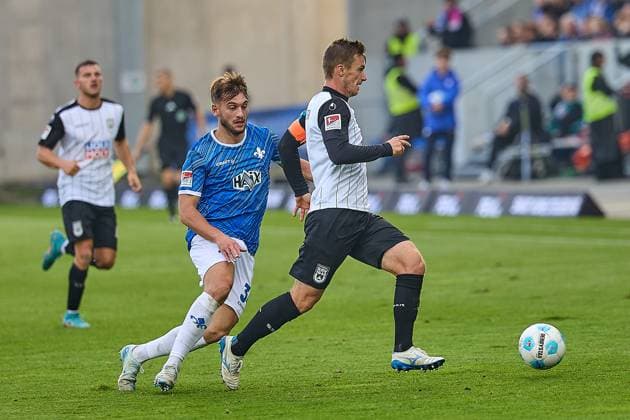 Luka Hyrylaeinen SSV Ulm 1846, 38 in duel with Killian Julian Corredor SV Darmstadt 98, 34 GER, SV Darmstadt 98 vs SSV Ulm 1846, Soccer, 2 Bundesliga, Matchday 10, Season 2024 2025, 27 10 24 DFL REGULATES PROHIBIT ANY USE OF PHOTOGRAPHS AS IMAGE SEQUENCES AND OR QUASI VIDEO GER, SV Darmstadt 98 vs SSV Ulm 1846, Football, 2 Bundesliga, Matchday 10, Season 2024 2025, 27 10 24 Darmstadt Copyright: xGeraldxOelze-dexStoppany,xEibner-Pressefoto GeraldxOelze-dexStoppanyx EP-ODS