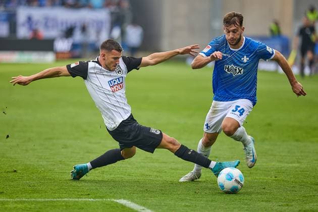 Duel with straddle between 34d and Johannes Reichert SSV Ulm 1846, 05 GER, SV Darmstadt 98 vs SSV Ulm 1846, Football, 2 Bundesliga, Matchday 10, Season 2024 2025, 27 10 24 DFL REGULATES PROHIBIT ANY USE OF PHOTOGRAPHS AS IMAGE SEQUENCES AND OR QUASI VIDEO GER, SV Darmstadt 98 vs SSV Ulm 1846, Football, 2 Bundesliga, Matchday 10, Season 2024 2025, 27 10 24 Darmstadt Copyright: xGeraldxOelze-dexStoppany,xEibner-Pressefoto GeraldxOelze-dexStoppanyx EP-ODS