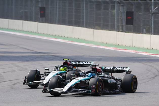 44 HAMILTON Lewis (gbr), Mercedes AMG F1 Team W15, action and 63 RUSSELL George (gbr), Mercedes AMG F1 Team W15, action during the Formula 1 Gran Premio de la Ciudad de Mexico 2024, 20th round of the 2024 Formula One World Championship, WM, Weltmeisterschaft from October 25 to 27, 2024 on the Autodromo Hermanos Rodriguez, in Mexico City, Mexico - F1 - MEXICO CITY GRAND PRIX 2024 DPPI Panoramic 241027_R20_MESSICO_DP_EA023926