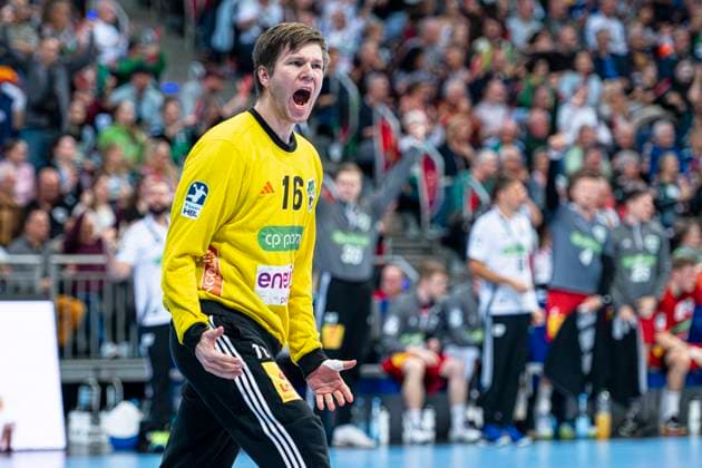 Simon Gade TSV Hannover Burgdorf, No. 16 v l , TSV Hannover Burgdorf red against TVB Stuttgart blue on matchday 9 of the 2024 2025 season in the DAIKIN Handball Bundesliga 31 10 2024, ZAG Arena Hannover, GER , Copyright: xJanxGuentherx xTSVxHannover-Burgdorfx