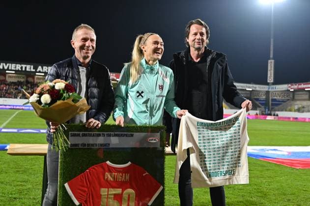 29 10 2024, Innviertel Arena, Ried im Innkreis, AUT, UEFA Womens Euro Qualifier, Austria vs Slovenia, Play Off, 1 round, in the picture honoring Sarah Puntigam, President of the ÖFB Klaus Mitterdorfer, ÖFB Sports Director Peter Schöttel, during the UEFA Womens European Championships Qualifier, Play Off, 1 round match between Austria and Slovenia at the Innviertel Arena in Ried im Innkreis, Austria on 2024 10 29 Expa Ried im Innkreis EP_uwi