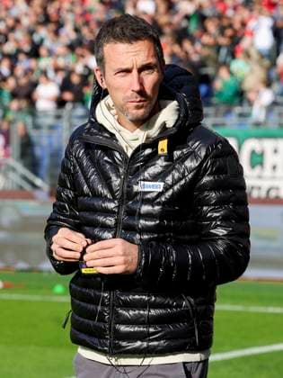 Coach Christian Eichner Karlsruher SC looks on, 2 Bundesliga, Hannover 96 vs Karlsruher SC, Heinz von Heiden Arena on November 02, 2024 in Hanover, Germany Photo by Marco Steinbrenner DeFodi Images Coach Christian Eichner Karlsruher SC looks on, 2 Bundesliga, Hannover 96 vs Karlsruher SC, Heinz von Heiden Arena, November 2, 2024 in Hanover, Germany Photo by Marco Steinbrenner DeFodi Images DFB DFL REGULATIONS PROHIBIT ANY USE OF PHOTOGRAPHS AS IMAGE SEQUENCES AND OR QUASI VIDEO not used in POL SRB CRO FRA GBR NED ITA USA Defodi 700 hannover ksc 20241102 008 Defodi-700 not used in POL SRB CRO FRA GBR NED ITA USA DFB DFL REGULATIONS PROHIBIT ANY USE OF PHOTOGRAPHS AS IMAGE SEQUENCES AND OR QUASI-VIDEO.