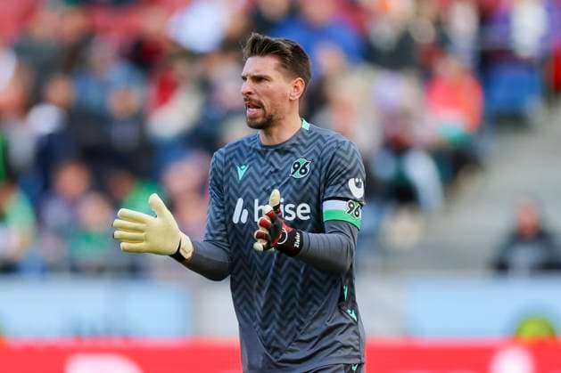 Torhueter Ron Robert Zieler Hannover 96 cheers, 2 Bundesliga, Hannover 96 vs Karlsruher SC, Heinz von Heiden Arena on November 02, 2024 in Hanover, Germany Photo by Marco Steinbrenner DeFodi Images Torhueter Ron Robert Zieler Hannover 96 cheers, 2 Bundesliga, Hannover 96 vs Karlsruher SC, Heinz von Heiden Arena, November 2, 2024 in Hanover, Germany Photo by Marco Steinbrenner DeFodi Images DFB DFL REGULATIONS PROHIBIT ANY USE OF PHOTOGRAPHS AS IMAGE SEQUENCES AND OR QUASI VIDEO not used in POL SRB CRO FRA GBR NED ITA USA Defodi 700 hannover ksc 20241102 015 Defodi-700 not used in POL SRB CRO FRA GBR NED ITA USA DFB DFL REGULATIONS PROHIBIT ANY USE OF PHOTOGRAPHS AS IMAGE SEQUENCES AND OR QUASI-VIDEO.