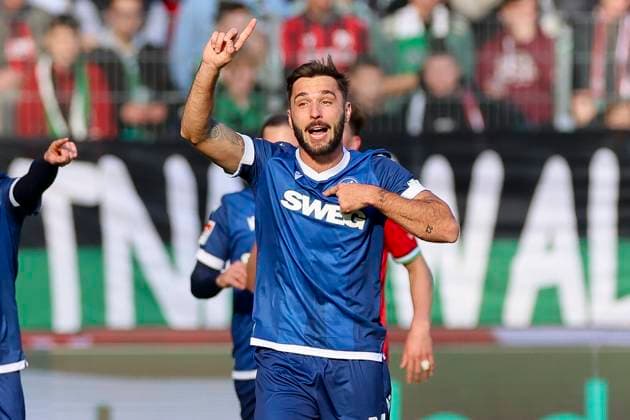 Fabian Schleusener Karlsruher SC gestures, 2 Bundesliga, Hannover 96 vs Karlsruher SC, Heinz von Heiden Arena on November 02, 2024 in Hanover, Germany Photo by Marco Steinbrenner DeFodi Images Fabian Schleusener Karlsruher SC gestures, 2 Bundesliga, Hannover 96 vs Karlsruher SC, Heinz von Heiden Arena, November 2, 2024 in Hanover, Germany Photo by Marco Steinbrenner DeFodi Images DFB DFL REGULATIONS PROHIBIT ANY USE OF PHOTOGRAPHS AS IMAGE SEQUENCES AND OR QUASI VIDEO not used in POL SRB CRO FRA GBR NED ITA USA Defodi 700 hannover ksc 20241102 018 Defodi-700 not used in POL SRB CRO FRA GBR NED ITA USA DFB DFL REGULATIONS PROHIBIT ANY USE OF PHOTOGRAPHS AS IMAGE SEQUENCES AND OR QUASI-VIDEO.