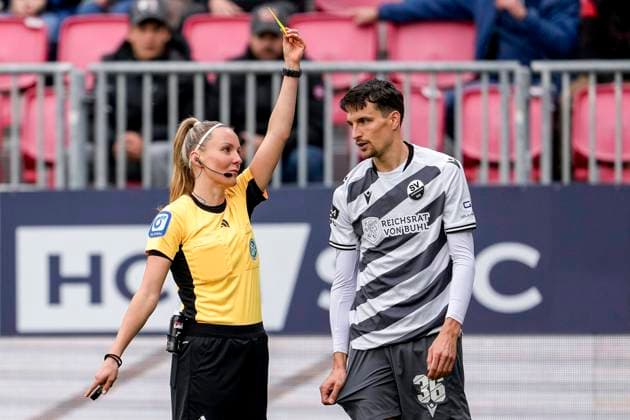 v li Fabienne Michel Referee shows Sebastian Stolze SVS, 36 the yellow card, warning, yellow card, action, action scene, 02 11 2024, Sandhausen Germany , Football, 3 Liga, SV Sandhausen TSV 1860 München, DFB DFL REGULATIONS PROHIBIT ANY USE OF PHOTOGRAPHS AS IMAGE SEQUENCES AND OR QUASI VIDEO xozx