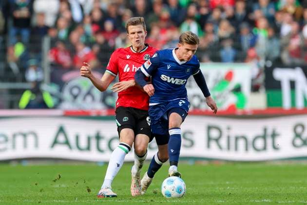 Fabian Kunze Hannover 96 and Dzenis Burnic Karlsruher SC battle for the ball, 2 Bundesliga, Hannover 96 vs Karlsruher SC, Heinz von Heiden Arena, November 2, 2024 in Hanover, Germany Photo by Marco Steinbrenner DeFodi Images Fabian Kunze Hannover 96 and Dzenis Burnic Karlsruher SC battle for the ball, 2 Bundesliga, Hannover 96 vs Karlsruher SC, Heinz von Heiden Arena, November 2, 2024 in Hanover, Germany Photo by Marco Steinbrenner DeFodi Images DFB DFL REGULATIONS PROHIBIT ANY USE OF PHOTOGRAPHS AS IMAGE SEQUENCES AND OR QUASI VIDEO not used in POL SRB CRO FRA GBR NED ITA USA Defodi 700 hannover ksc 20241102 049 Defodi-700 not used in POL SRB CRO FRA GBR NED ITA USA DFB DFL REGULATIONS PROHIBIT ANY USE OF PHOTOGRAPHS AS IMAGE SEQUENCES AND OR QUASI-VIDEO.