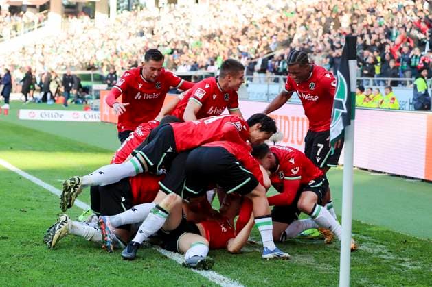Marcel Halstenberg Hannover 96 celebrates his goal with teammates, 2 Bundesliga, Hannover 96 vs Karlsruher SC, Heinz von Heiden Arena, November 2, 2024 in Hanover, Germany Photo by Marco Steinbrenner DeFodi Images Marcel Halstenberg Hannover 96 celebrates his goal with teammates, 2 Bundesliga, Hannover 96 vs Karlsruher SC, Heinz von Heiden Arena, November 2, 2024 in Hanover, Germany Photo by Marco Steinbrenner DeFodi Images DFB DFL REGULATIONS PROHIBIT ANY USE OF PHOTOGRAPHS AS IMAGE SEQUENCES AND OR QUASI VIDEO not used in POL SRB CRO FRA GBR NED ITA USA Defodi 700 hannover ksc 20241102 053 Defodi-700 not used in POL SRB CRO FRA GBR NED ITA USA DFB DFL REGULATIONS PROHIBIT ANY USE OF PHOTOGRAPHS AS IMAGE SEQUENCES AND OR QUASI-VIDEO.