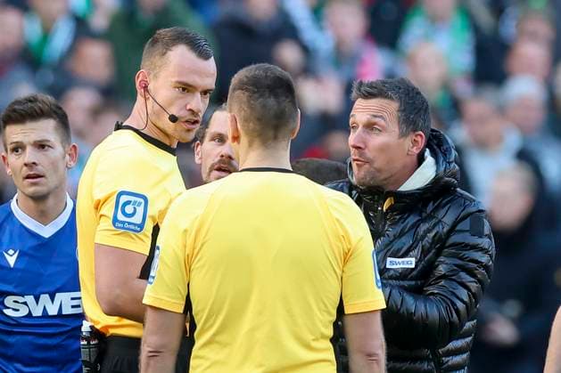 Trainer Christian Eichner Karlsruher SC discusses the penalty decision with referee Richard Hempel after the final whistle, 2 Bundesliga, Hannover 96 vs Karlsruher SC, Heinz von Heiden Arena, November 2, 2024 in Hanover, Germany Photo by Marco Steinbrenner DeFodi Images Trainer Christian Eichner Karlsruher SC discusses the penalty decision with referee Richard Hempel after the final whistle, 2 Bundesliga, Hannover 96 vs Karlsruher SC, Heinz von Heiden Arena, November 2, 2024 in Hanover, Germany Photo by Marco Steinbrenner DeFodi Images DFB DFL REGULATIONS PROHIBIT ANY USE OF PHOTOGRAPHS AS IMAGE SEQUENCES AND OR QUASI VIDEO not used in POL SRB CRO FRA GBR NED ITA USA Defodi 700 hannover ksc 20241102 066 Defodi-700 not used in POL SRB CRO FRA GBR NED ITA USA DFB DFL REGULATIONS PROHIBIT ANY USE OF PHOTOGRAPHS AS IMAGE SEQUENCES AND OR QUASI-VIDEO.