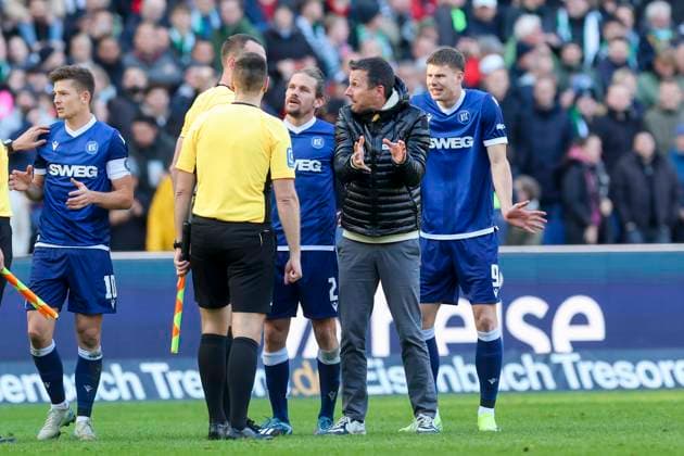 Trainer Christian Eichner Karlsruher SC discusses the penalty decision with referee Richard Hempel after the final whistle, 2 Bundesliga, Hannover 96 vs Karlsruher SC, Heinz von Heiden Arena, November 2, 2024 in Hanover, Germany Photo by Marco Steinbrenner DeFodi Images Trainer Christian Eichner Karlsruher SC discusses the penalty decision with referee Richard Hempel after the final whistle, 2 Bundesliga, Hannover 96 vs Karlsruher SC, Heinz von Heiden Arena, November 2, 2024 in Hanover, Germany Photo by Marco Steinbrenner DeFodi Images DFB DFL REGULATIONS PROHIBIT ANY USE OF PHOTOGRAPHS AS IMAGE SEQUENCES AND OR QUASI VIDEO not used in POL SRB CRO FRA GBR NED ITA USA Defodi 700 hannover ksc 20241102 067 Defodi-700 not used in POL SRB CRO FRA GBR NED ITA USA DFB DFL REGULATIONS PROHIBIT ANY USE OF PHOTOGRAPHS AS IMAGE SEQUENCES AND OR QUASI-VIDEO.