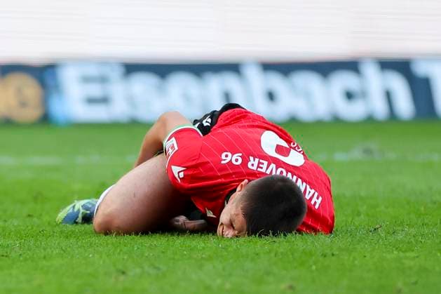 Nicolo Tresoldi Hannover 96 lies injured on the pitch after a foul, 2 Bundesliga, Hannover 96 vs Karlsruher SC, Heinz von Heiden Arena, November 2, 2024 in Hanover, Germany Photo by Marco Steinbrenner DeFodi Images Nicolo Tresoldi Hannover 96 Lies injured on the pitch after a foul, 2 Bundesliga, Hannover 96 vs Karlsruher SC, Heinz von Heiden Arena, November 2, 2024 in Hanover, Germany Photo by Marco Steinbrenner DeFodi Images DFB DFL REGULATIONS PROHIBIT ANY USE OF PHOTOGRAPHS AS IMAGE SEQUENCES AND OR QUASI VIDEO not used in POL SRB CRO FRA GBR NED ITA USA Defodi 700 hannover ksc 20241102 070 Defodi-700 not used in POL SRB CRO FRA GBR NED ITA USA DFB DFL REGULATIONS PROHIBIT ANY USE OF PHOTOGRAPHS AS IMAGE SEQUENCES AND OR QUASI-VIDEO.