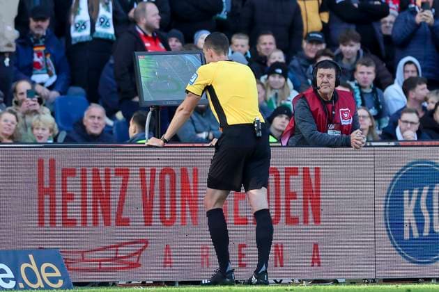 Referee Richard Hempel watches the foul on Nicolo Tresoldi Hannover 96 on the monitor, 2 Bundesliga, Hannover 96 vs Karlsruher SC, Heinz von Heiden Arena, November 2, 2024 in Hanover, Germany Photo by Marco Steinbrenner DeFodi Images Referee Richard Hempel watches the foul on Nicolo Tresoldi Hannover 96 on the monitor, 2 Bundesliga, Hannover 96 vs Karlsruher SC, Heinz von Heiden Arena, November 2, 2024 in Hanover, Germany Photo by Marco Steinbrenner DeFodi Images DFB DFL REGULATIONS PROHIBIT ANY USE OF PHOTOGRAPHS AS IMAGE SEQUENCES AND OR QUASI VIDEO not used in POL SRB CRO FRA GBR NED ITA USA Defodi 700 hannover ksc 20241102 071 Defodi-700 not used in POL SRB CRO FRA GBR NED ITA USA DFB DFL REGULATIONS PROHIBIT ANY USE OF PHOTOGRAPHS AS IMAGE SEQUENCES AND OR QUASI-VIDEO.