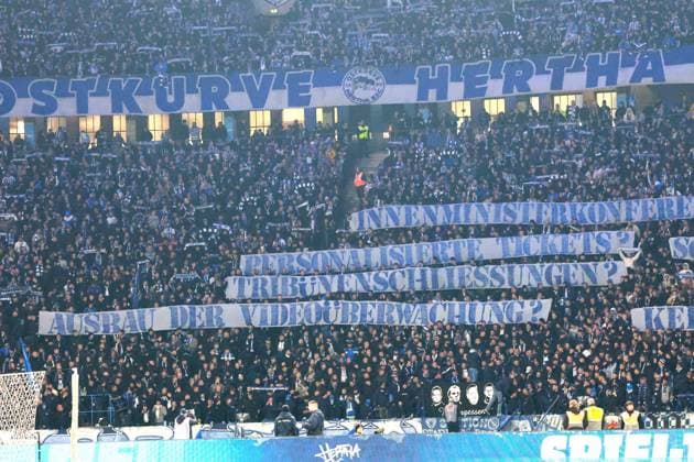 DEU, DFL, 2 FBL, Hertha BSC vs 1 FC Koeln, 02 11 2024, Berliner Olympiastadion, Berlin, DEU, DFL, 2 FBL, Hertha BSC vs 1 FC Koeln, im Bild Hertha BSC Fans, Spruchband, links DFL regulations prohibit any use of Photographs as image sequences and or quasi video Foto Juergen Engler nordphoto GmbH nordphotoxGmbHx xEngler nph00076
