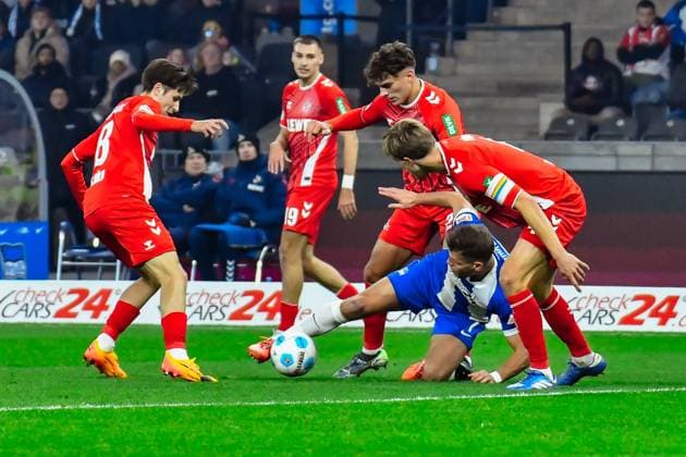 02 11 2024, xlakx, Soccer 2 Bundesliga, Hertha BSC Berlin 1 FC Köln emspor, v l Denis Huseinbasic 1 FC Köln 8 ,Florian Niederlechner Hertha BSC 7 ,Timo Huebers 1 FC Köln 4 ,Zweikampf, Duell, Kampf, tackle DFL DFB REGULATIONS PROHIBIT ANY USE OF PHOTOGRAPHS as IMAGE SEQUENCES and or QUASI VIDEO Daniel Lakomski Jan Huebner Berlin Daniel Lakomski