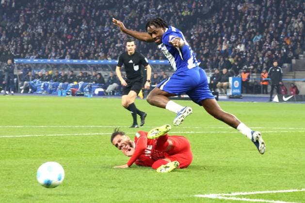 DEU, DFL, 2 FBL, Hertha BSC vs 1 FC Koeln, 02 11 2024, Berliner Olympiastadion, Berlin, DEU, DFL, 2 FBL, Hertha BSC vs 1 FC Koeln, im Bild Deyovaisio Zeefuik Hertha BSC Berlin 42 , Leart Paqarada 1 FC Koeln 17 DFL regulations prohibit any use of Photographs as image sequences and or quasi video Foto Juergen Engler nordphoto GmbH nordphotoxGmbHx xEngler nph00076