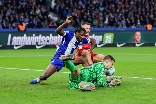 Deyovaisio Zeefuik Hertha BSC Berlin , Tim Lemperle 1 FC Koeln and goalkeeper Tjark Ernst Hertha BSC Berlin battle for the ball, 2 Bundesliga, Hertha BSC vs 1 FC Köln, Olympiastadion on November 02, 2024 in Berlin, Germany Photo by Marco Steinbrenner DeFodi Images Deyovaisio Zeefuik Hertha BSC Berlin , Tim Lemperle 1 FC Köln and goalkeeper Tjark Ernst Hertha BSC Berlin battle for the ball, 2 Bundesliga, Hertha BSC vs 1 FC Köln, Olympiastadion, November 2, 2024 in Berlin, Germany Photo by Marco Steinbrenner DeFodi Images DFB DFL REGULATIONS PROHIBIT ANY USE OF PHOTOGRAPHS AS IMAGE SEQUENCES AND OR QUASI VIDEO not used in POL SRB CRO FRA GBR NED ITA USA Defodi 700 berlin koeln 20241102 074 Defodi-700 not used in POL SRB CRO FRA GBR NED ITA USA DFB DFL REGULATIONS PROHIBIT ANY USE OF PHOTOGRAPHS AS IMAGE SEQUENCES AND OR QUASI-VIDEO.