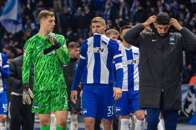 Soccer, Men, Season 2024 2025, 2 Bundesliga 11 Matchday , Hertha BSC 1 FC Köln, f l Goalkeeper Tjark Ernst Hertha BSC , Marton Dardai Hertha BSC , Andreas Bouchalakis Hertha BSC , Disappointment after final whistle, 02 11 2024, Copyright: xSebastianxRäppold MatthiasxKochx