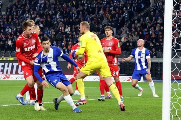 DEU, DFL, 2 FBL, Hertha BSC vs 1 FC Koeln, 02 11 2024, Berliner Olympiastadion, Berlin, DEU, DFL, 2 FBL, Hertha BSC vs 1 FC Koeln, pictured Ibrahim Maza Hertha BSC Berlin 10 , Toni Leistner Hertha BSC Berlin 37 , Marvin Schwaebe 1 FC Koeln 1 , Dominique Heintz 1 FC Koeln 3 , Julian Pauli 1 FC Koeln 24 DFL regulations prohibit any use of Photographs as image sequences and or quasi video Foto Juergen Engler nordphoto GmbH nordphotoxGmbHx xEngler nph00076