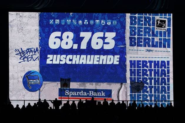 DEU, DFL, 2 FBL, Hertha BSC vs 1 FC Koeln, 02 11 2024, Berliner Olympiastadion, Berlin, DEU, DFL, 2 FBL, Hertha BSC vs 1 FC Koeln, im Bild Anzeigetafel mit der Zuschauerzahl DFL regulations prohibit any use of Photographs as image sequences and or quasi video Foto Juergen Engler nordphoto GmbH nordphotoxGmbHx xEngler nph00076