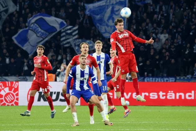 DEU, DFL, 2 FBL, Hertha BSC vs 1 FC Koeln, 02 11 2024, Berliner Olympiastadion, Berlin, DEU, DFL, 2 FBL, Hertha BSC vs 1 FC Koeln, im Bild Marton Dardai Hertha BSC Berlin 31 , Luca Waldschmidt 1 FC Koeln 9 DFL regulations prohibit any use of Photographs as image sequences and or quasi video Foto Juergen Engler nordphoto GmbH nordphotoxGmbHx xEngler nph00076