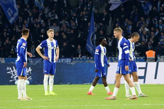 DEU, DFL, 2 FBL, Hertha BSC vs 1 FC Koeln, 02 11 2024, Berliner Olympiastadion, Berlin, DEU, DFL, 2 FBL, Hertha BSC vs 1 FC Koeln, in the picture Hertha player circle,Marton Dardai Hertha BSC Berlin 31 , Smail Prevljak Hertha BSC Berlin 9 , Luca Schuler Hertha BSC Berlin 18 , Derry Scherhant Hertha BSC Berlin 39 DFL regulations prohibit any use of Photographs as image sequences and or quasi video Foto Juergen Engler nordphoto GmbH nordphotoxGmbHx xEngler nph00076