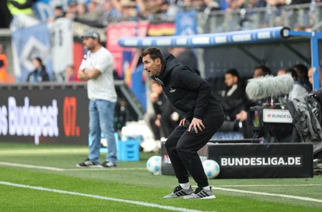 GER, 2 Liga, Hamburger SV vs 1 FC Nuernberg 03 11 2024, Volksparkstadion, Hamburg, GER, 2 Liga, Hamburger SV vs 1 FC Nuernberg in the picture picture shows Coaching zone Sideline Coaching area Technical zone Gestures, facial expressions, emotions Coach Miroslav Klose 1 FC Nuernberg gives instructions, gestures gives hand signals nordphotoxGmbHx xTauchnitz nph00059