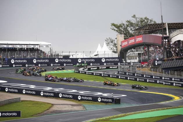 63 RUSSELL George (gbr), Mercedes AMG F1 Team W15, 04 NORRIS Lando (gbr), McLaren F1 Team MCL38, action, start of the race, depart, during the Formula 1 Grande Premio de Sao Paulo 2024, 21th round of the 2024 Formula One World Championship, WM, Weltmeisterschaft from November 1 to 3, 2024 on the Interlagos Circuit, in Sao Paulo, Brazil - F1 - SAO PAULO GRAND PRIX 2024 DPPI Panoramic 241103_R21_BRASILE_DP_XB3_4479