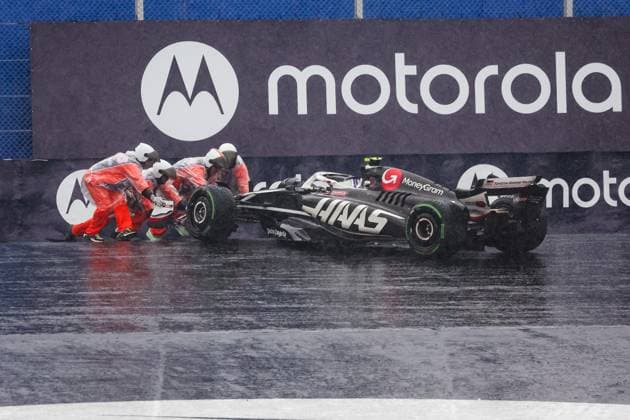Formel 1, GP Brasilien in Sao Paulo, das Rennen 27 HULKENBERG Nico (ger), Haas F1 Team VF-24 Ferrari, action getting pushed by Marshalls during the Formula 1 Grande Premio de Sao Paulo 2024, 21th round of the 2024 Formula One World Championship, WM, Weltmeisterschaft from November 1 to 3, 2024 on the Interlagos Circuit, in Sao Paulo, Brazil - F1 - SAO PAULO GRAND PRIX 2024 DPPI Panoramic 241103_R21_BRASILE_DP_FGDN1362