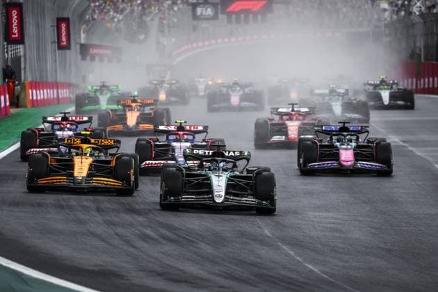 Formel 1, GP Brasilien in Sao Paulo, das Rennen 63 RUSSELL George (gbr), Mercedes AMG F1 Team W15, 04 NORRIS Lando (gbr), McLaren F1 Team MCL38, 22 TSUNODA Yuki (jap), Visa Cash App RB F1 Team VCARB 01, 31 OCON Esteban (fra), Alpine F1 Team A524, action, start of the race, depart, during the Formula 1 Grande Premio de Sao Paulo 2024, 21th round of the 2024 Formula One World Championship, WM, Weltmeisterschaft from November 1 to 3, 2024 on the Interlagos Circuit, in Sao Paulo, Brazil - F1 - SAO PAULO GRAND PRIX 2024 DPPI Panoramic 241103_R21_BRASILE_DP_FG007768