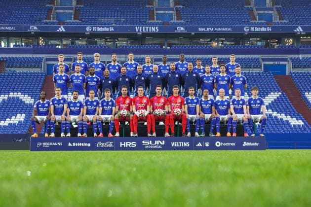 04 11 2024, Football, Season 2024 2025, 2 Bundesliga, Porträttermin FC Schalke 04, Team photo, Hi row f l Martin Wasinski FC Schalke 04 , Marcin Kaminski FC Schalke 04 , Peter Remmert FC Schalke 04 , Kenan Karaman FC Schalke 04 , Janik Bachmann FC Schalke 04 , Taylan Bulut FC Schalke 04 , Steve Noode FC Schalke 04 , Bryan Lasme FC Schalke 04 , Ilyes Hamache FC Schalke 04 , Felipe Sanchez FC Schalke 04 , Emil Hojlund Hojlund FC Schalke 04 Middle row from l Paul Seguin FC Schalke 04 , Tobias Mohr FC Schalke 04 , Moussa Sylla FC Schalke 04 , Co coach Sidney Sam FC Schalke 04 , Co coach Tim Hoogland FC Schalke 04 , Head coach Kees van Wonderen FC Schalke 04 , Co Coach Robert Molenaar FC Schalke 04 , Athletics Coach Alexander Storck FC Schalke 04 , Goalkeeping Coach Stephan Lobouà FC Schalke 04 , Tomas Kalas FC Schalke 04 , Aris Bayindir FC Schalke 04 , Adrian Gantenbein FC Schalke 04 1 row from l Christopher Antwi Adjei FC Schalke 04 , Ron Schallenberg FC Schalke 04 , Amin Younes FC Schalke 04 , Vitalie Becker FC Schalke 04 , Michael Langer FC Schalke 04 , Ron Thorben Hoffmann FC Schalke 04 , Justin Heekeren FC Schalke 04 , Luca Podlech FC Schalke 04 , Mehmet Can Aydin FC Schalke 04 , Anton Donkor FC Schalke 04 , Lino Tempelmann FC Schalke 04 , Derry John Murkin FC Schalke 04 , Max Grüger FC Schalke 04 Gelsenkirchen Veltins Arena NRW Germany xRHR FOTOx Copyright: RHR-FOTOx RHR-FOTO