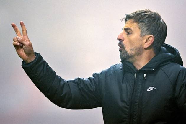 Coach Niko Arnautis head coach, SGE gives instructions, gesticulates, gesticulates with arms, gives instructions, gesticulate, single image, action, action, 04 11 2024, Munich Germany , Football, Google Pixel Women Bundesliga, FC Bayern Munich Eintracht Frankfurt, DFB DFL REGULATIONS PROHIBIT ANY USE OF PHOTOGRAPHS AS IMAGE SEQUENCES AND OR QUASI VIDEO xslx