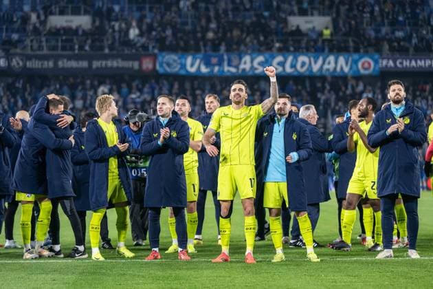 GNK Dinamo Zagreb players a win celebrate with his fans during UEFA Champions league match, SK Slovan Bratislava - GNK Dinamo Zagreb , 05. november 2024, Tehelne pole Stadium, Bratislava, Slovakia celebrate during UEFA Champions league match, SK Slovan Bratislava - GNK Dinamo Zagreb , 05. november 2024, Tehelne pole Stadium, Bratislava, Slovakia Copyright: xMICHALxFAJT,ZOSPORTU.SKx FAJ_4505