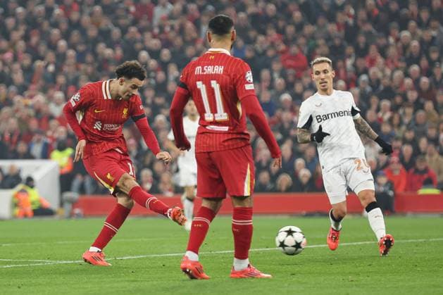 Sport Bilder des Tages Curtis Jones of Liverpool shoots at goal but fails to score Liverpool v Bayer 04 Leverkusen, UEFA Champions League, Group Stage, Football, Anfield, Liverpool, UK - 05 Nov 2024 EDITORIAL USE ONLY No use with unauthorised audio, video, data, fixture lists, club league logos or live services. Online in-match use limited to 120 images, no video emulation. No use in betting, games or single club league player publications. Copyright: xPaulxCurrie Shutterstockx 14863785az
